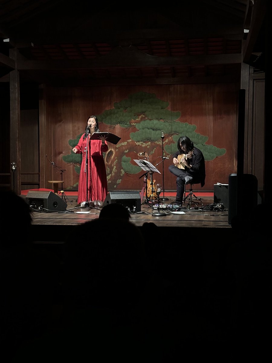 畠山美由紀 Live at 能楽堂 緑光憩音 2025秋。2019年のTOKYO MUSIC CRUISE以来(単独だと2017年のFragile以来)。間空いちゃってすみません。しっとりした上質な時間を過ごすことができました。
写真OK(動画NG)な公演だったのですが、歌唱中は引き込まれて写真なし。詩の朗読時だけ撮らせて頂きました。