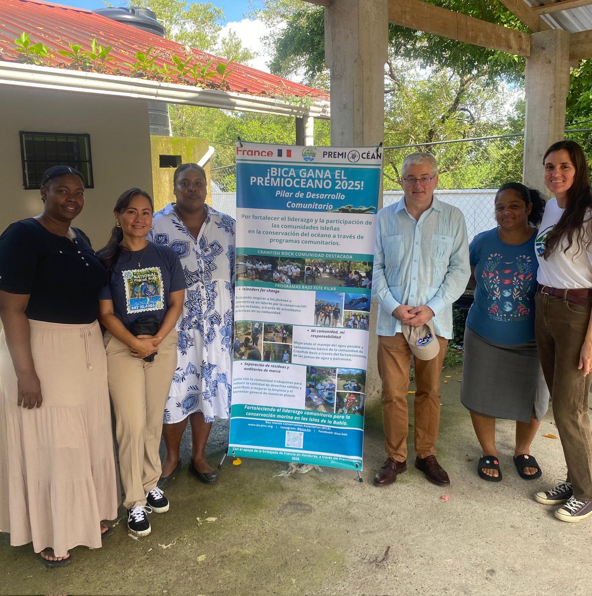 Muy feliz de entregar el premio Océanos de la <a href="/EmbaFrancia_Teg/">La France au Honduras</a> a Bay Islands Conservation Association #BICA, en reconocimiento de su labor para preservar la biodiversidad marina en las Islas de la Bahia 🇭🇳, junto a comunidades locales, y difundir el conocimiento científico 🌊🐬
