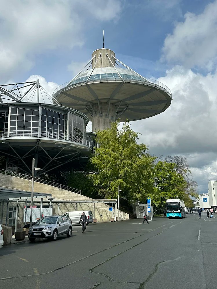 Erschreckende Bilder vom Grünen-Parteitag auf der Hannover Messe. Zehntausende, zum Teil gewaltbereite Rechtsextremisten waren mit Bussen organisiert angereist mit dem erklärten Ziel, die Veranstaltung zu verhindern.

6000 Polizisten, aus mehreren Bundesländern zusammengezogen,