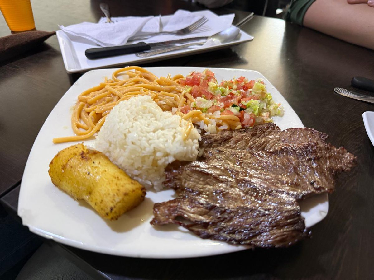 Engativalcaldia's tweet photo. Con cada plato revivimos la esencia de nuestra Bogotá. Disfrutemos el #CorrientazoEngativeño ♥️. https://t.co/a8RT0IegtU