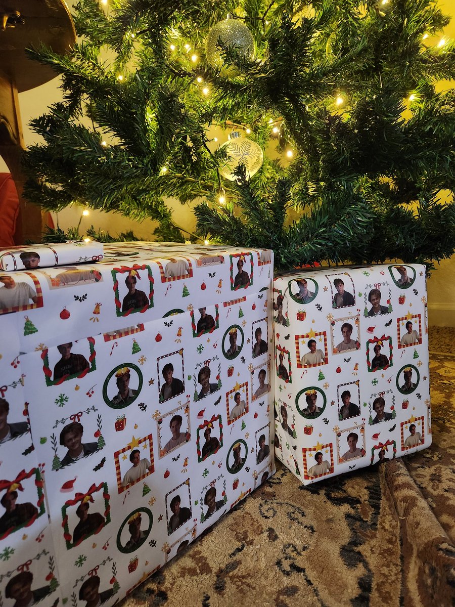 FallenForTrash's tweet image. Twas Thanksgiving weekend
Wrapping gifts with care
To wonderful friends and family
Also Conrad Fisher was there 🤪