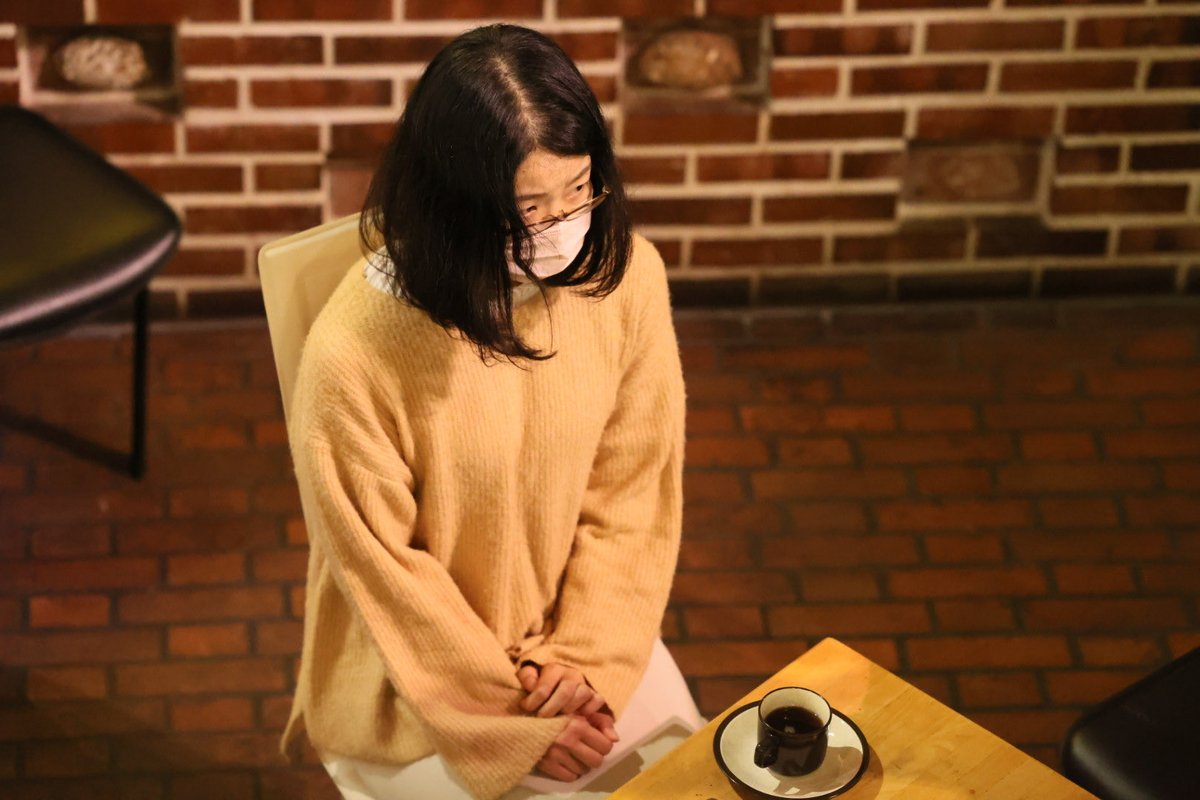 chikageaihara's tweet photo. #写真で振り返るリーマンカフェ 
マスクとメガネの女＝ぴろ

起承転結の転と結を担う女。なのに台詞はウィスパー「チェンジ」２回のみ！髪も顔にかかり、僅かに見える目と眉間、体全体、手指、足運び、空気、それらで感情の全てが表現されるこれぞ究極の芝居じゃない！？ぴろだからこそ任せられた役☺️ https://t.co/uJfDIeujll