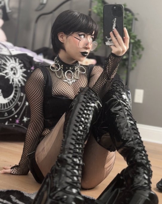 Huni 🍯 - annnnd if u guys are good u get boot pics :p https://t.co/oOKdkdrKhF