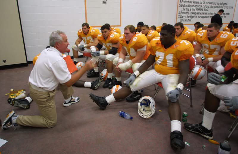 coach_johnsen's tweet photo. RIP Coach!
The coaching community lost 1 of the good ones today. Mike Barry was tough, like the city of Chicago, where he grew up. Sarcastic &amp; Dry. He treated me w/ respect, included me, &amp; busted my chops, even though I was a GA. I was proud when I could make him laugh. 🙏 https://t.co/i3Q10uFAey