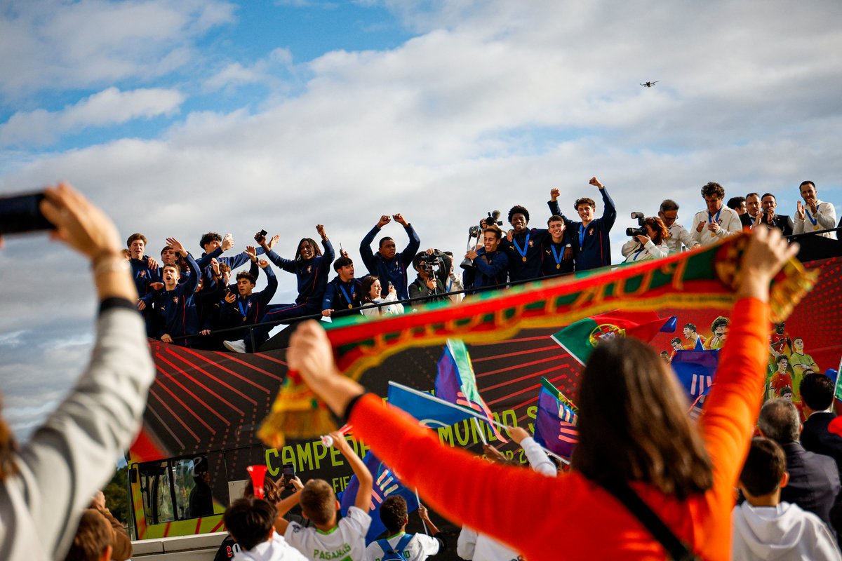 selecaoportugal's tweet image. Bem-vindos a casa, 𝗖𝗔𝗠𝗣𝗘𝗢̃𝗘𝗦 🏠🏆

#FazHistória | #U17WC