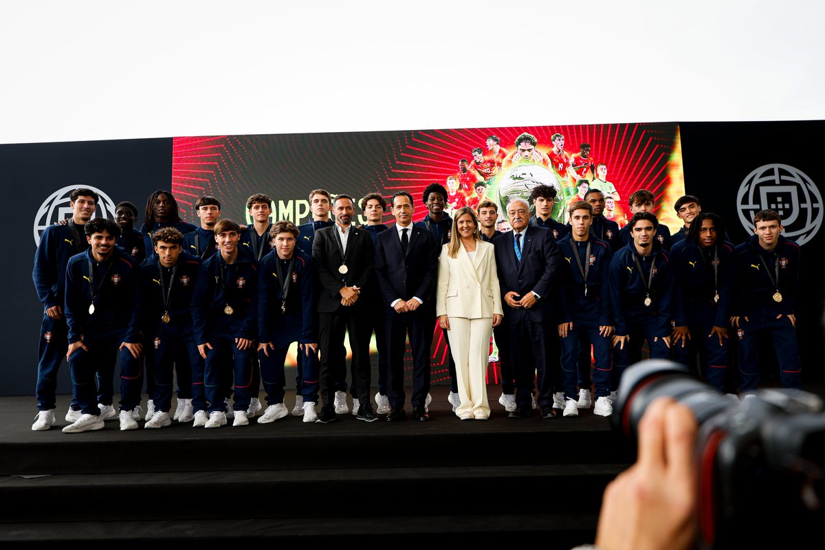 selecaoportugal's tweet image. Bem-vindos a casa, 𝗖𝗔𝗠𝗣𝗘𝗢̃𝗘𝗦 🏠🏆

#FazHistória | #U17WC