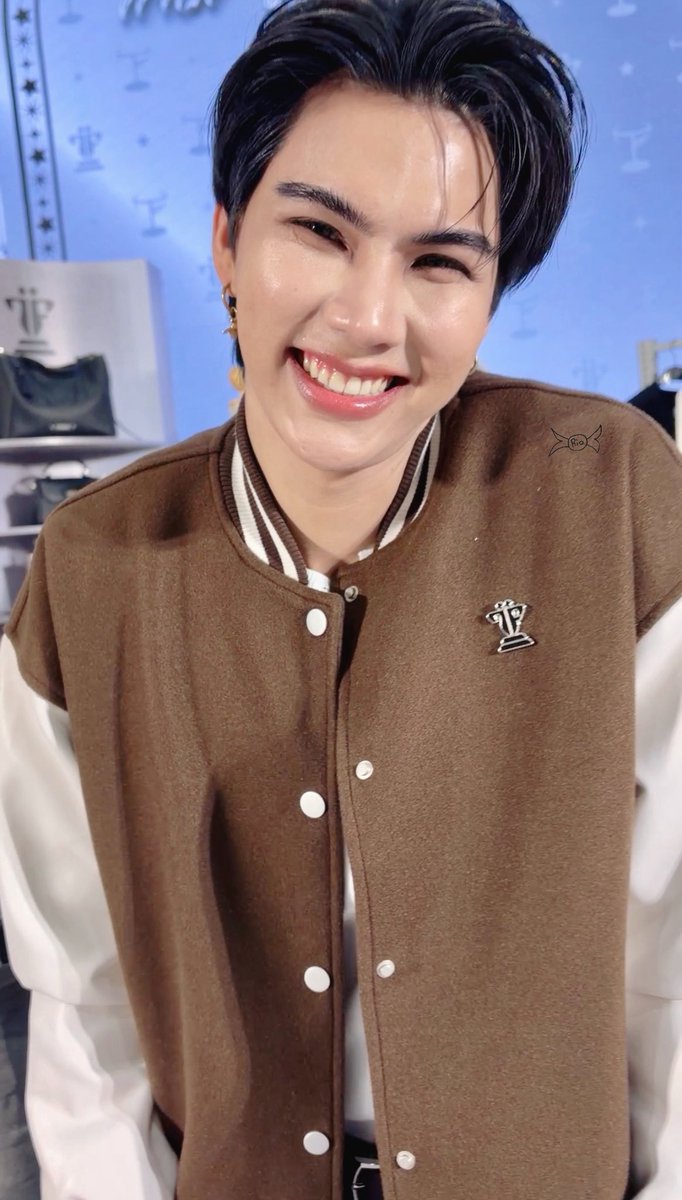 fpr31_'s tweet photo. Thank you for your wonderful smile even after meeting over 100 people 🥺 It’s your birthday, so I wanted to make you happy, but you ended up making me happy instead 💞 Thank you so much, and happy birthday N'Fort 🎂⭐️
#HBD25thOurdearestFort
#TROFIFieldFestPickUpWithFort
#FortasticFirst1stDay
#FortFTS #ComeFortZon