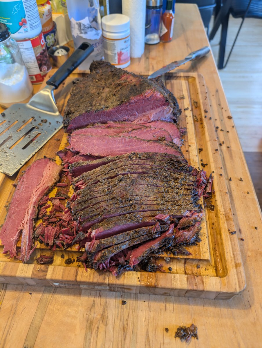 Rotnam's tweet image. Montreal Smoke Meat #2, way better rubs. Didn't bring it as high temp as last one, it's more solid. Maybe I could have steam a bit more. Happy with the result.