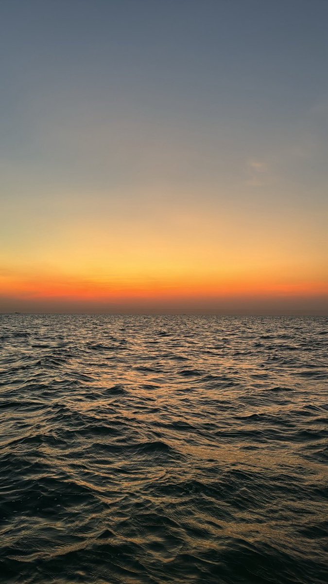 ،
،
حشى .. ما جيت اخط الي تمنيته ، واحذف الكاس 
لعمري .. كنت اسوق احلام عمري ، وأحذف سنيني

واخايل واتخير وسطها .. مْن الدر والالماس 
على ما يملي احساسي عليك .. وتشتهي عيني