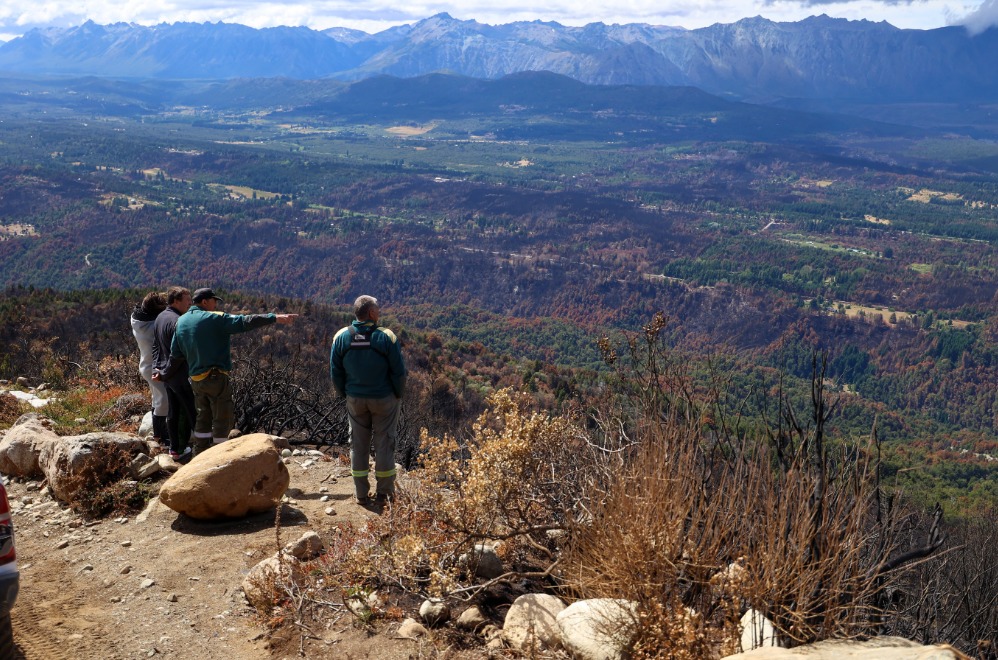 PREPARADOS CON MÁS TECNOLOGÍA PARA CUIDAR LA ZONA ANDINA

Río Negro llega al verano preparado con nuevo equipamiento y tecnología. Con nuevas cámaras, drones, motobombas, camiones cisterna y maquinaria vial, estamos modernizando de manera histórica todo el sistema de prevención y