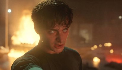 Literalmente una charla con una lesbiana empodera a Will para aceptar que es gay y darle fuerza para salvar a todos, por las gays ✊🏼 #StrangerThings