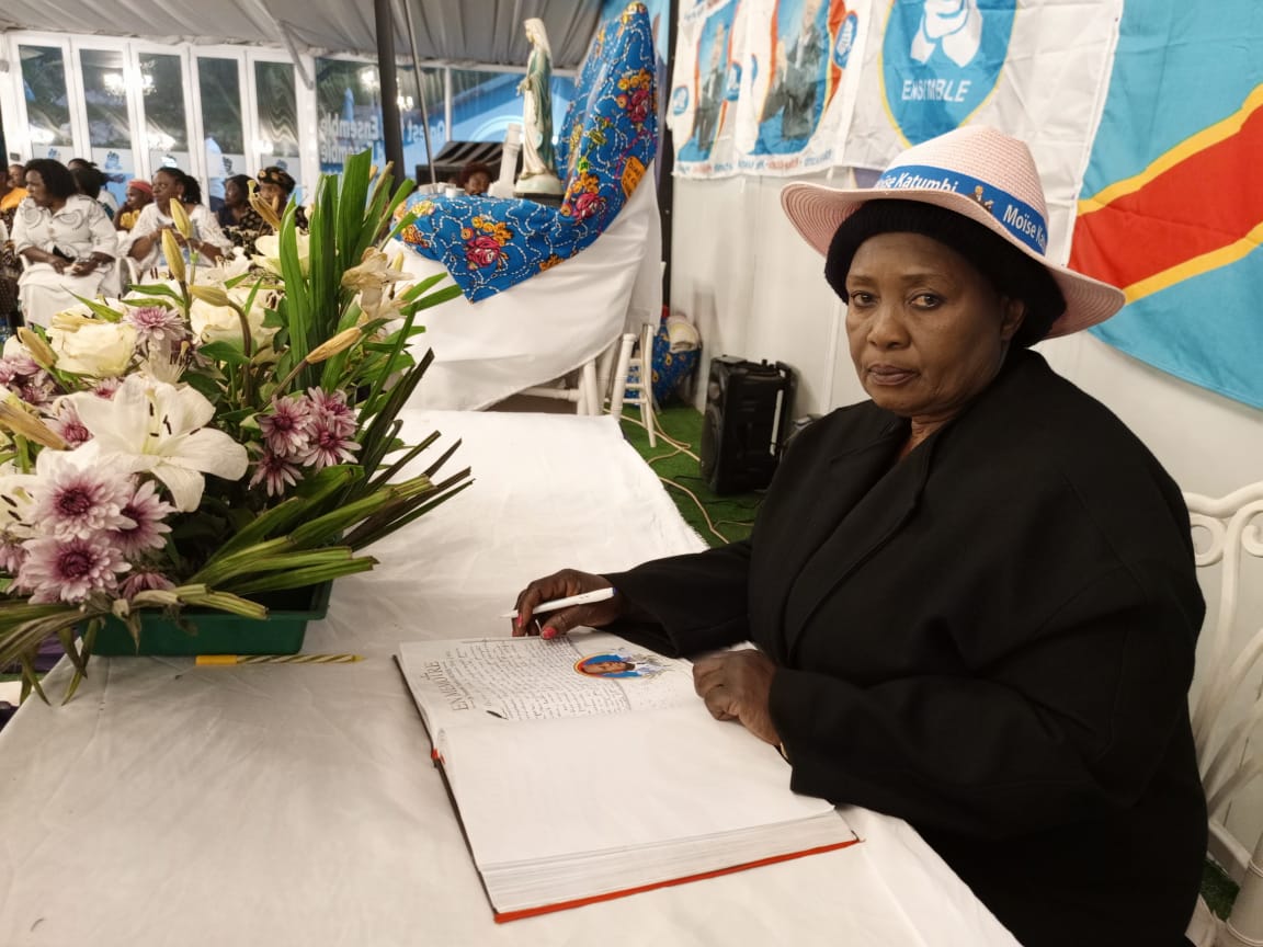 YouriMiteu's tweet image. #RDC: La dame de fer , elle a eu à assister tout les prisonniers détenus injustement à #Lubumbashi tout en leur apportant sont soutient ainsi que l&apos;affection d&apos;une mère.