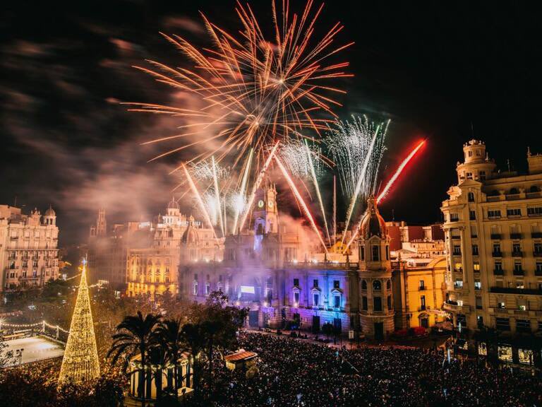 CompromisVLC's tweet image. S'ha de tindre mal gust per comparar el Nadal de 2025 amb el de 2020 (plena pandèmia).

No, no ens semblava bona idea juntar a 30.000 persones a la plaça a que s'infectaren.

Per cert, així va ser el Nadal de 2019, un any abans de la pandèmia.