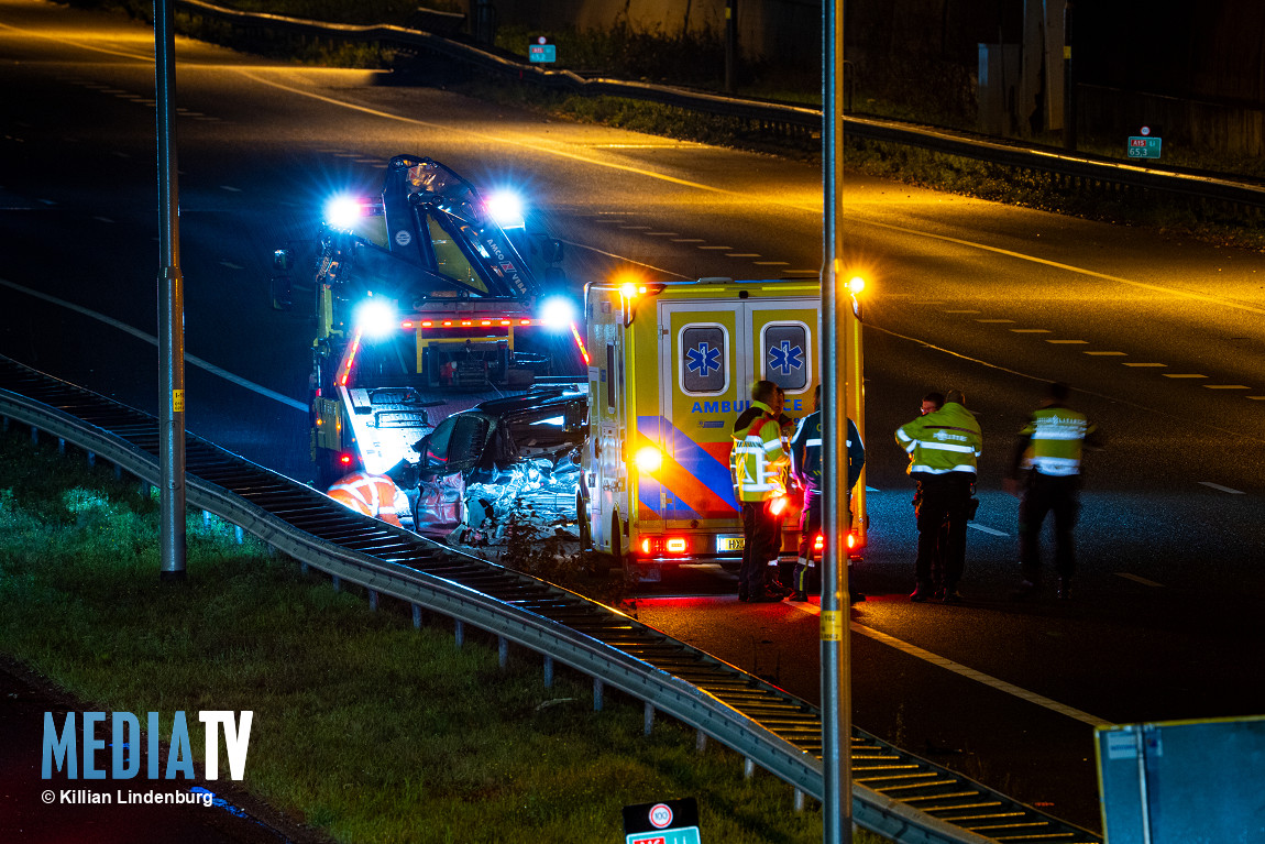 Auto crasht tegen vangrail op A15 bij Ridderkerk