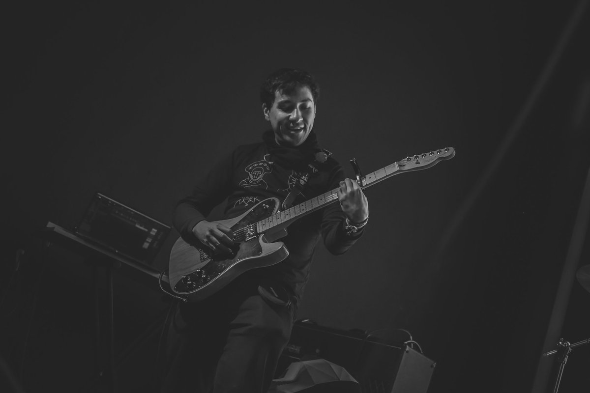 Hoy celebramos a nuestro guitarrista Adolfo, que cumple años y sigue poniendo alma, pasión y fuego en cada nota.

Gracias por la música, por tu entrega y por levantar siempre a la banda.

¡Mándenle sus felicitaciones!

📸 Ingrid Sempiterno Studio