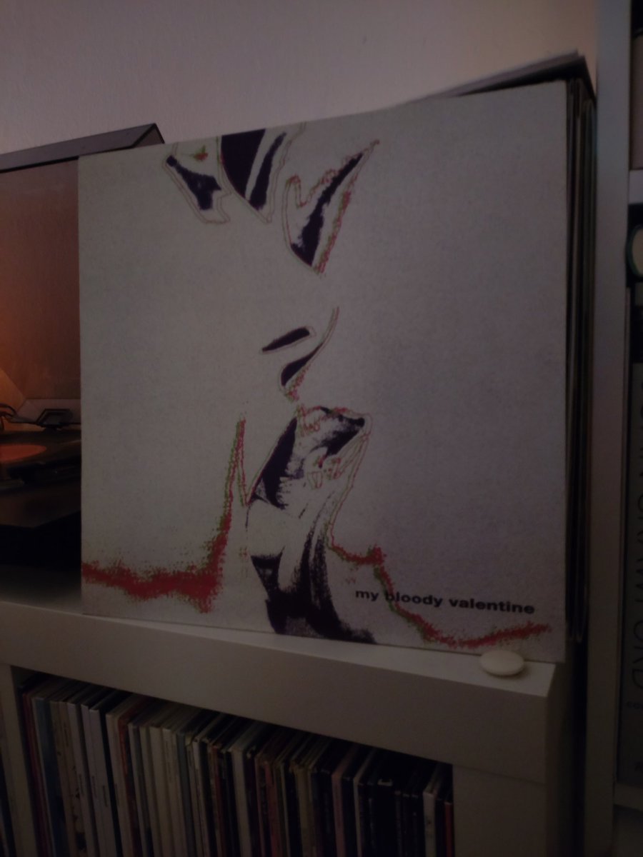 Vinyl des Abends:
MY BLOODY VALENTINE/glider 
Keine LP trotz acht Songs die drauf sind. Es ist eine EP die zur Single "soon" rauskam, kurz vor dem legendären Album 'Loveless'.
Die Stücke hier sind nicht ganz so heftig; don't ask why zbsp, für MBV sehr poppig.
Ich liebe MBV.
