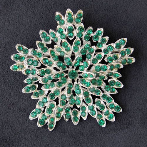 FlotsamMich's tweet photo. Be the star of your holiday parties with a statement brooch in holiday green!
https://t.co/V6udEQmoSl
#vintagebrooch #bringbackthebrooch #statementbrooch #holidayjewelry #partyjewelry #designersigned #giftforher #giftideas #giftsforwomen #etsyvintage https://t.co/0PfLZVN7N7