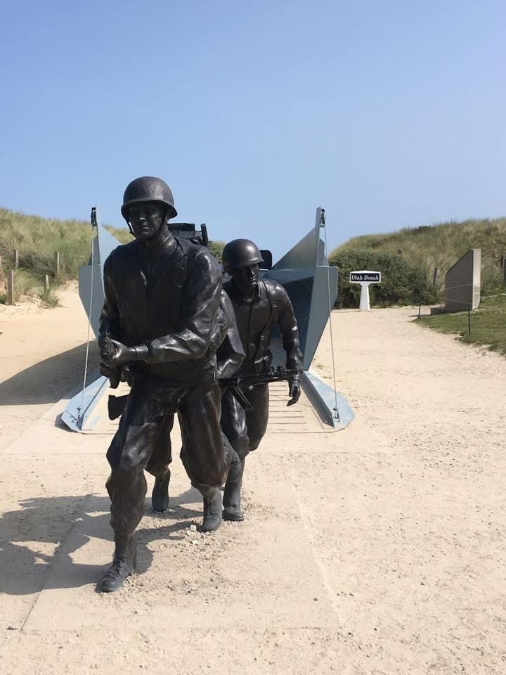 FloralRainbowAW's tweet image. For #WeekVForVowels #AlphabetChallenge 
U = Utah beach 🌊