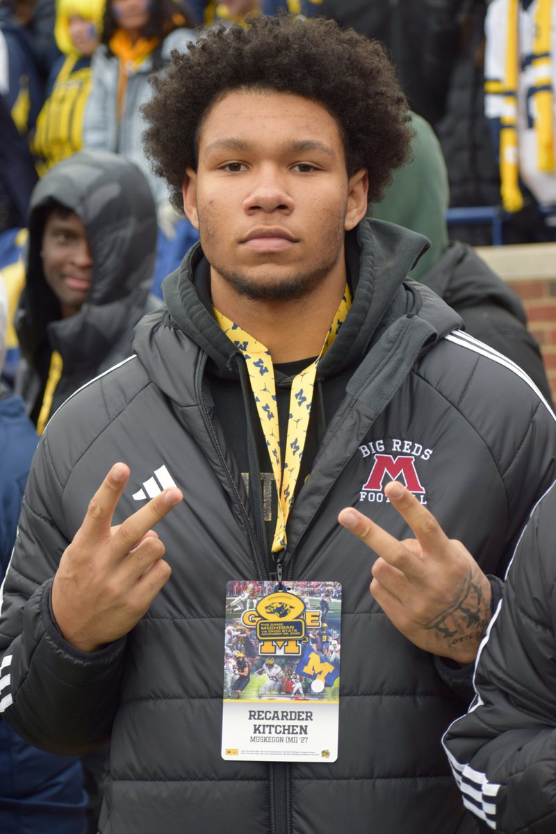 Elite in-state edge Recarder Kitchen is back at Michigan today! 

The Muskegon (Mich.) standout is the No. 126 recruit in the 2027 class. 

His Rivals profile: on3.com/rivals/recarde…