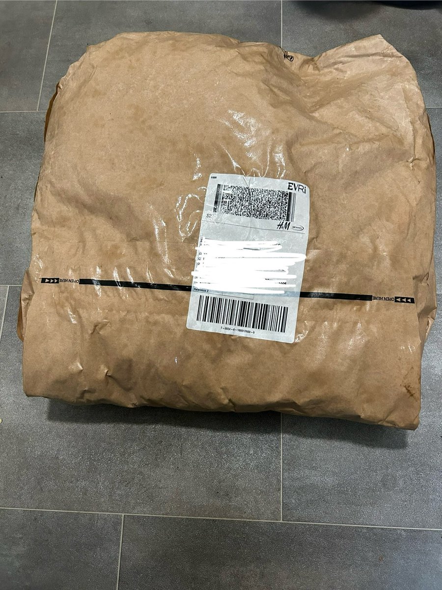 KittyKatKLH's tweet photo. What a joke, no notification of it being delivered, I wasn’t able to track the parcel and then it just randomly gets delivered and now my parcel is soaked! @hm https://t.co/flyHNn94Qh