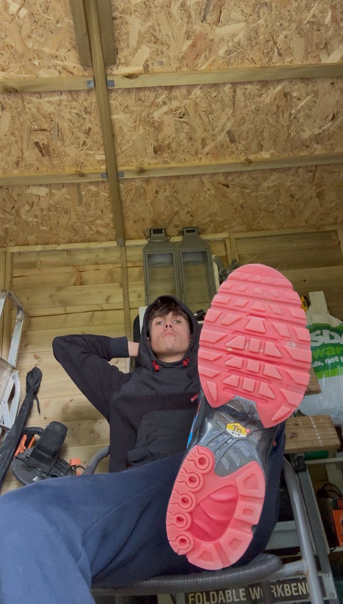 Off out to a rave tonight, get in my DMs to fund those drinks.