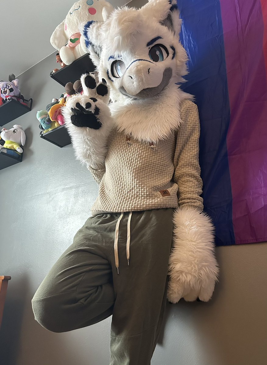 That dragon over there thinks you’re cute