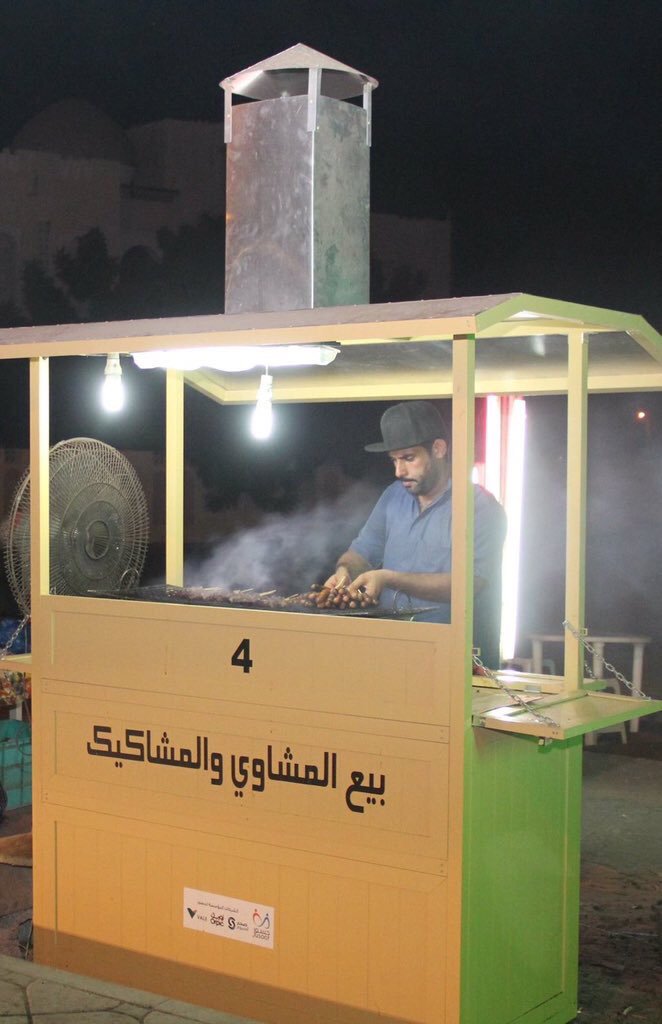 انتشرت العربات والأكشاك المتنقلة، والهدف منها دعم المواطن الباحث عن عمل والمسرحين والأسر المعسرة، ولكن للأسف الشديد ظهرت في الآونة الأخيرة بأنه تم استغلال الفكرة من قبل العمالة الوافدة، بحيث يكون الكفيل عماني والوافد مستفيد بعدم دفع إيجار ...
نرجو حصرها للمواطن فقط..