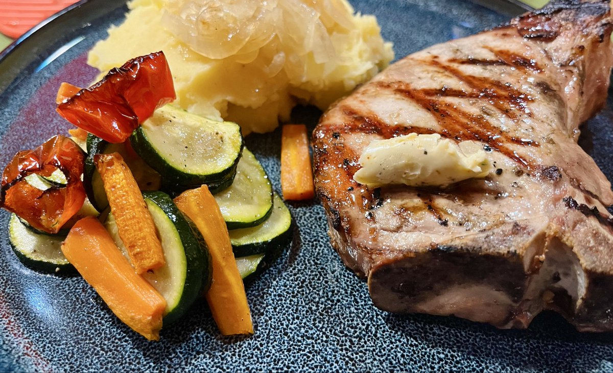 Duroc-Kotelett.
Kommt ungewürzt vom Grill , damit der hervorragende Geschmack rauskommt. Die Kräuterbutter reicht.
Gemüse im Airfryer geröstet und auf dem Kartoffelstampf sind gedünstete Zwiebeln (mit Agavendicksaft karamellisiert)

*mögt ihr eh nicht