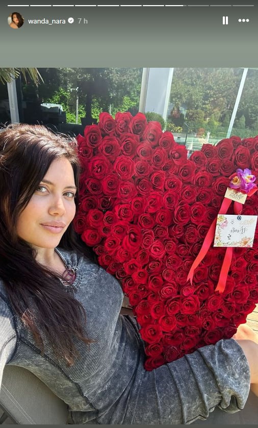 Hola ChatGPT, que le puedo regalar a mi mujer para el aniversario?