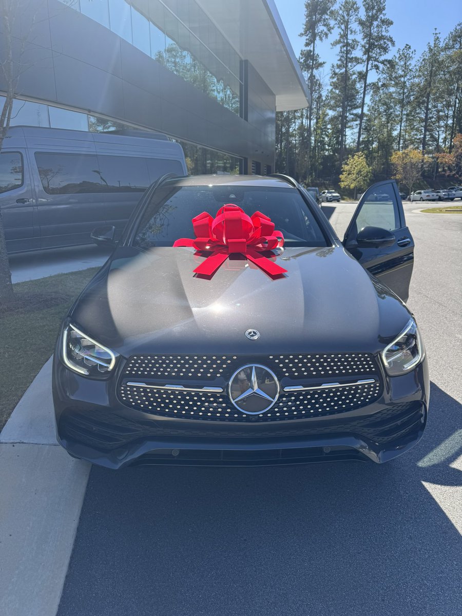 _MooreD_'s tweet image. Feeling incredibly blessed to step into 33. With an amazing fiancé, a wonderful son, and a Benz gifted by my man, my life feels abundantly full.