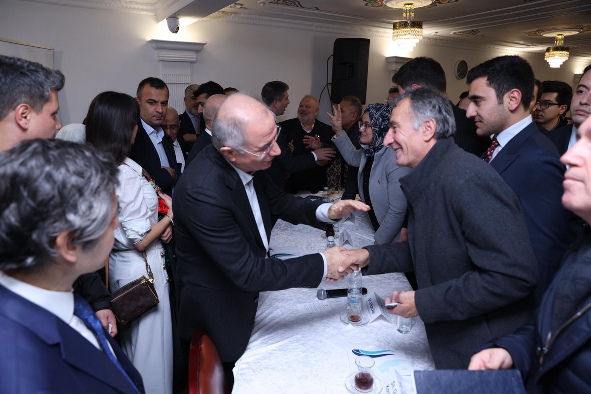 UID UK Halk Buluşması’nda Sn. Efkan Âlâ, Türkiye’nin son 20 yıldaki dönüşümünü ve milletimizin demokrasi gücünü vurguladı: 

“Petrolümüz yok ama sandığımız var.”

Diasporamızın her alanda aktif rol almasının önemini belirterek UID UK’in güçlü çalışmalarını takdir etti.

#UIDUK