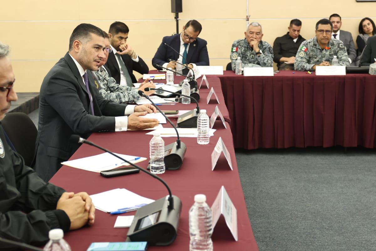 Por instrucciones de la Presidenta <a href="/Claudiashein/">Claudia Sheinbaum Pardo</a>, sostuvimos una reunión con representantes de cámaras y asociaciones del autotransporte, donde reiteramos el compromiso del Gobierno de México de fortalecer la seguridad en carreteras y proteger a este sector. 
En colaboración con