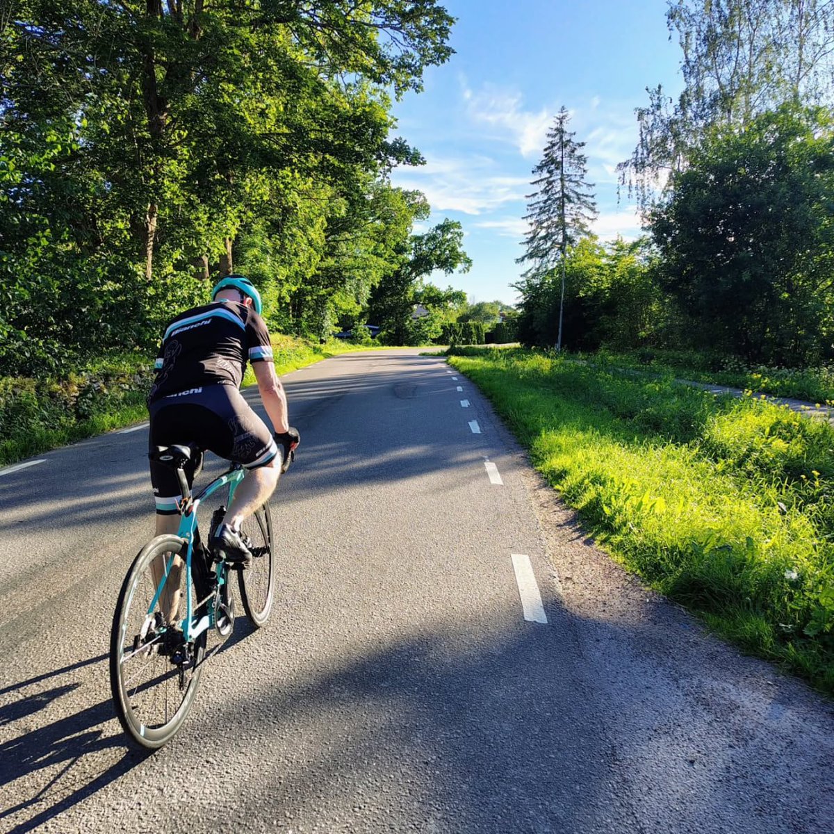 sakpal_ruturaj's tweet image. Sunny rides and open roads 🚴‍♂️ Nothing beats the freedom of cycling through breathtaking landscapes. Let the adventure begin! #CyclingLife #RoadTrip #BikeAdventure #OpenRoads #FreedomOnWheels