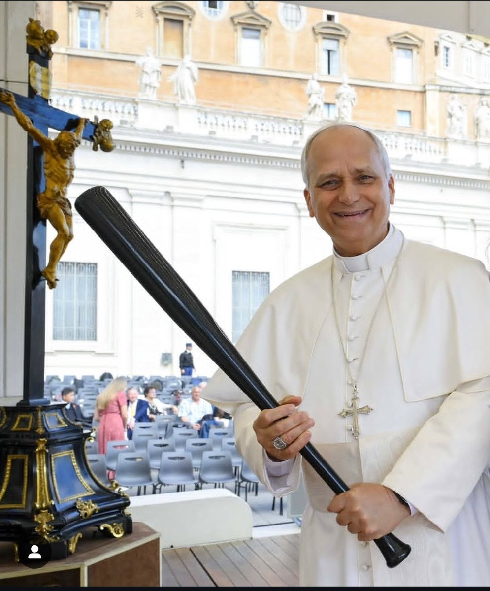_Halloqueen_'s tweet photo. Se avessi un euro per ogni volta in cui ho visto una foto di Papa Leone XIV con una mazza da baseball in mano avrei due euro, che non è molto, ma è comunque bislacco https://t.co/5GimXF4Kpa