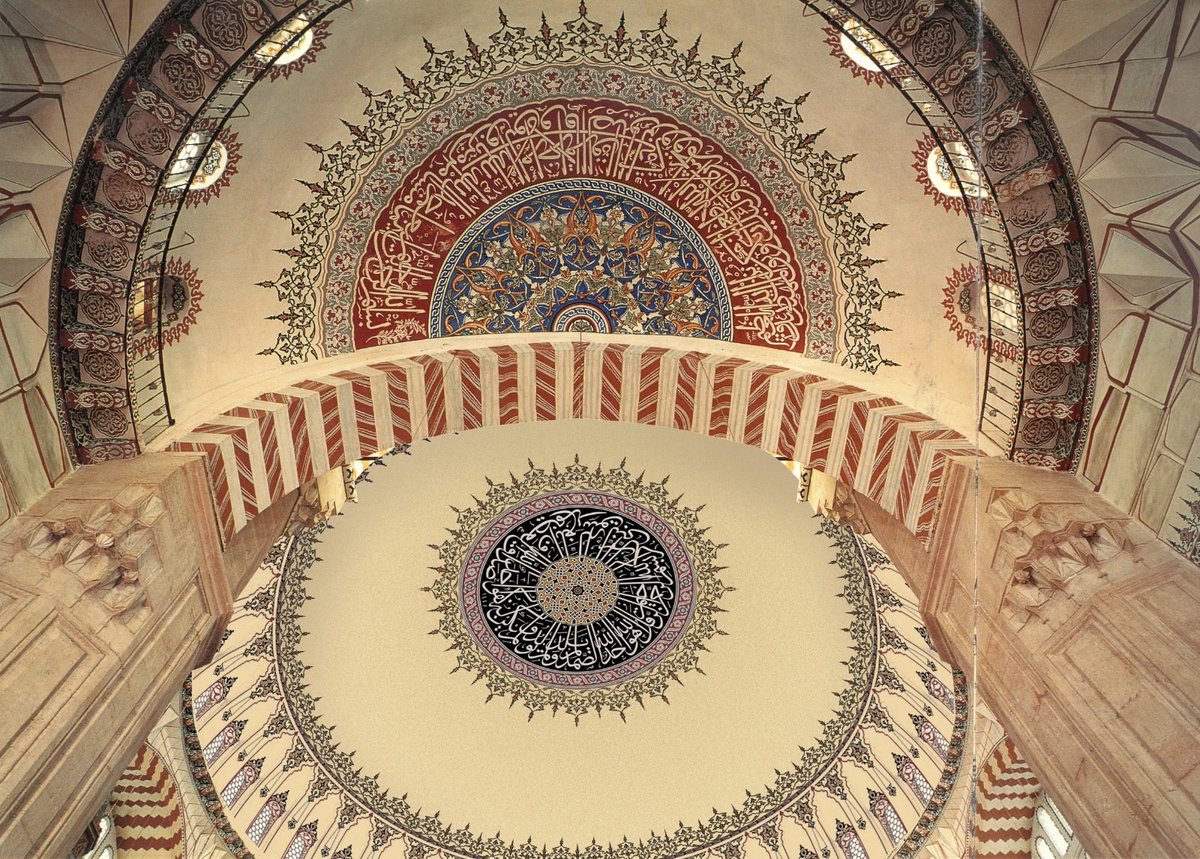 drhuri__ye's tweet photo. ICOMOS’un Selimiye raporlarında, geç dönem yoğun bezemeler açıkça “uygun olmayan müdahaleler” olarak tanımlanıyor. Yani bugün yapılan sadeleştirme yerel bir heves değil; uluslararası koruma biliminin önerdiği doğal bir sonuçtur. Bu karar estetikten önce etik bir tercihtir. #SelimiyeGerçeği