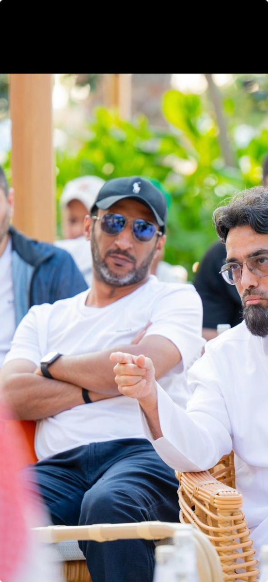 وش قصه النظارة الزرقاء