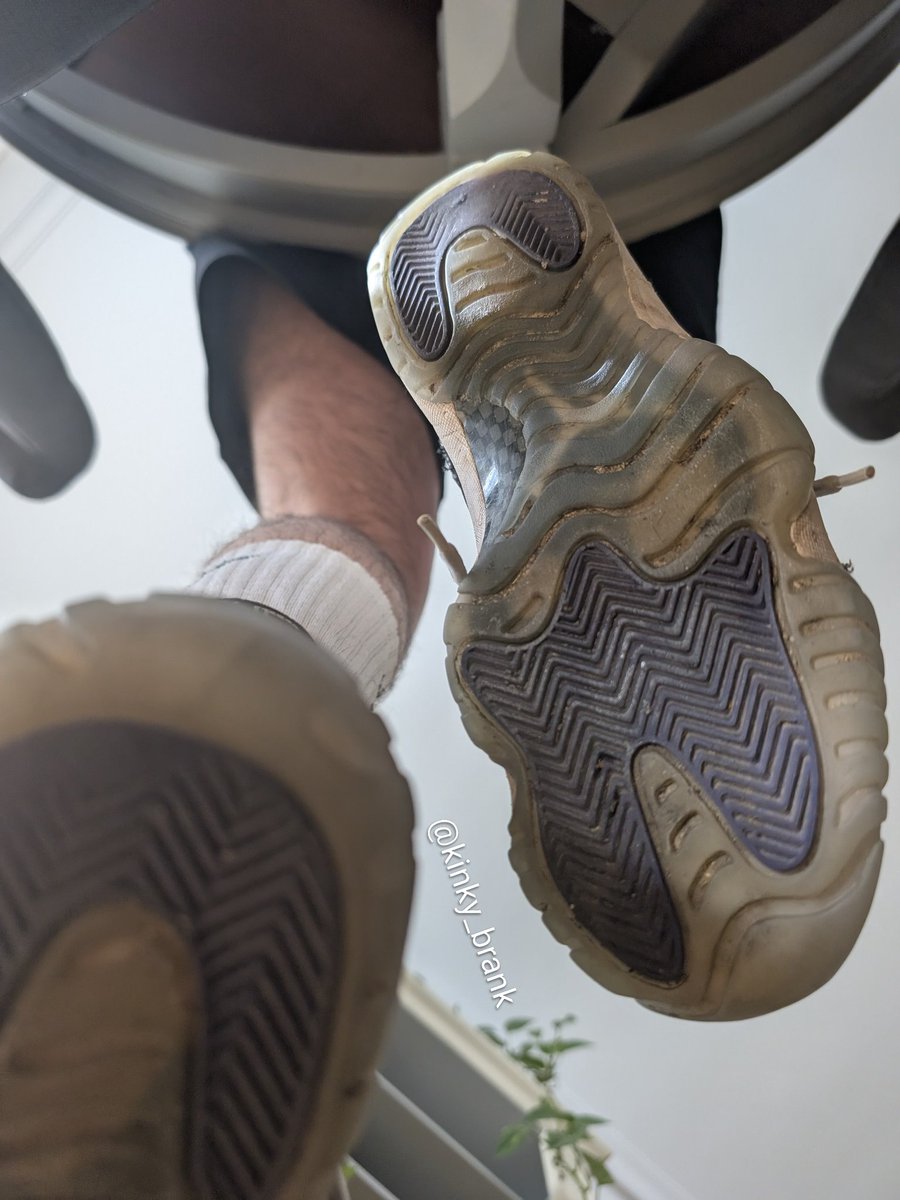 Te gusta tu perspectiva ? Es lo que vas a ver mientras te humilló y me río de ti 
#sockfetish #sneakerfetish #footfetish #malefeet #malesneakers #socks #Nike #Master #slave #drain #feet #sub #findom #alpha
