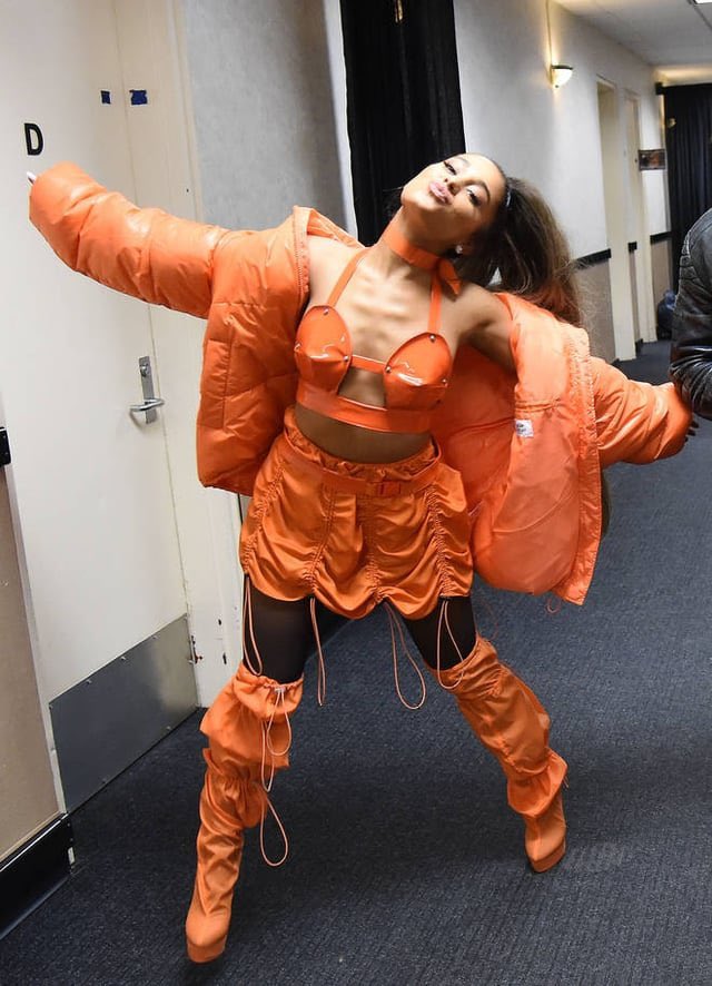 povhillssss's tweet image. &quot;but we can see Arianas bones&quot; they have always been visible and no one was calling her anorexic and a skeleton but yall are pretending to be concerned about her health now?