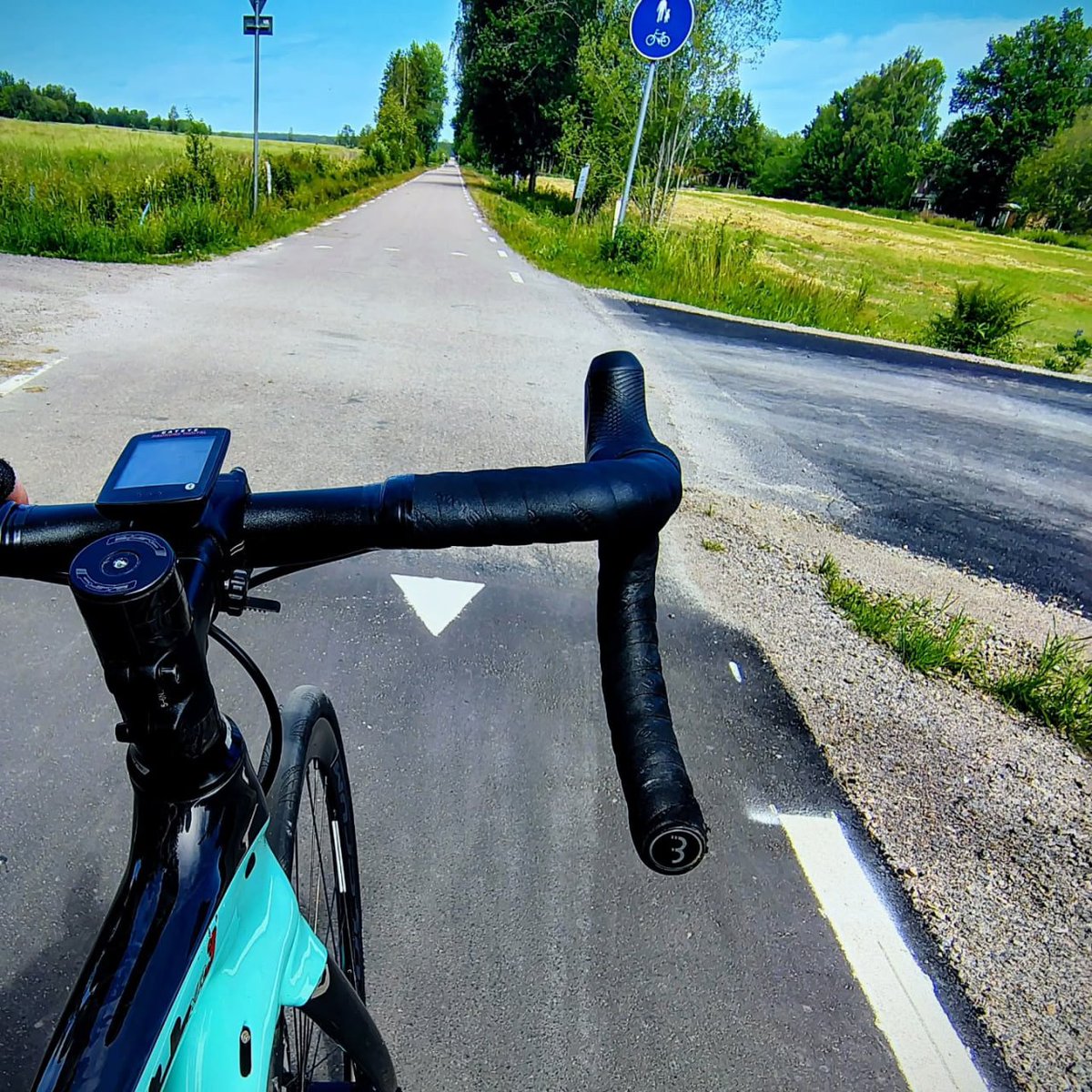 sakpal_ruturaj's tweet image. Mit meinem Lieblingsrad starte ich ins Wochenende! 🏞️🚴‍♂️ Es gibt kein besseres Gefühl als die Straße unter sich und die Welt vor sich. Auf geht&apos;s zu neuen Abenteuern! #Radfahren #Fahrradliebe #Wochenendabenteuer #Weiterfahren