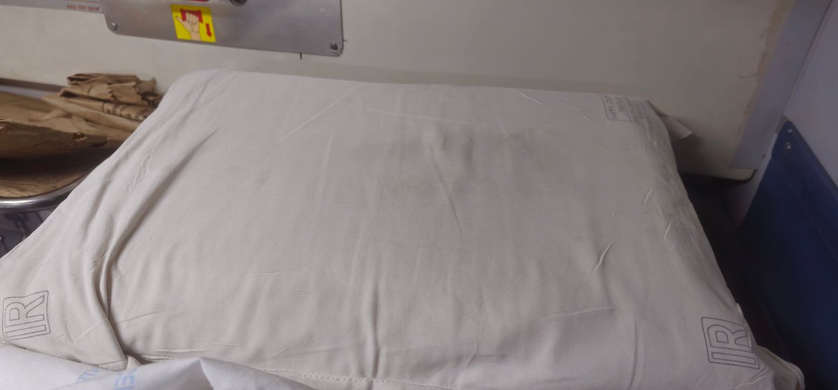 deeep222's tweet photo. Unacceptable condition of Duronto Exp. 12219; PNR: 8540667556.

Paying premium fare for this:
1. Broken AC Vent
2. Cockroaches &amp; dirty linen.
3. Old Coaches, dilapidated &amp; filthy.
4. Unhygienic washroom

@RailMinIndia @drmmumbai @Central_Railway @PiyushGoyalOffc #DurontoExpress https://t.co/o23VYU17j7