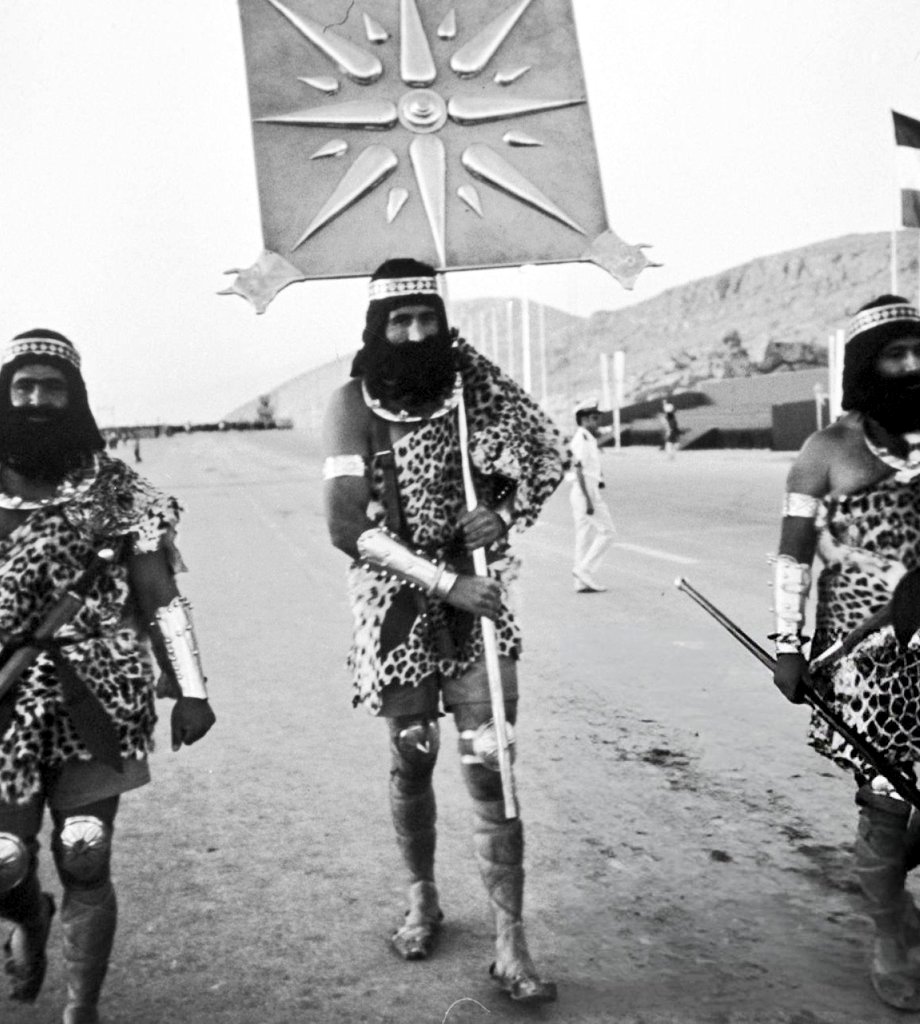 استفاده از درفش کاویانی در جشن های 2500 ساله