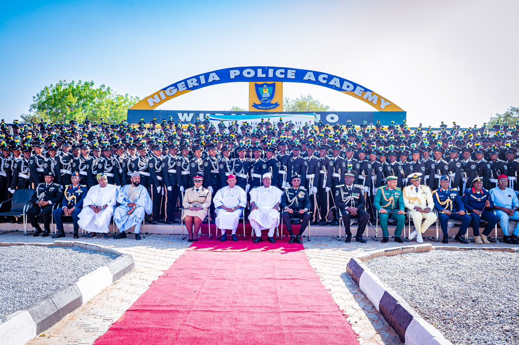 PoliceNG's tweet image. 1,187 CADETS GRADUATE FROM THE NIGERIA POLICE ACADEMY; COMMISSIONED AS ASSISTANT SUPERINTENDENTS OF POLICE

The President and Commander-in-Chief of the Armed Forces, His Excellency Bola Ahmed Tinubu, GCFR, today, 29th November 2025, commissioned One Thousand One Hundred and…