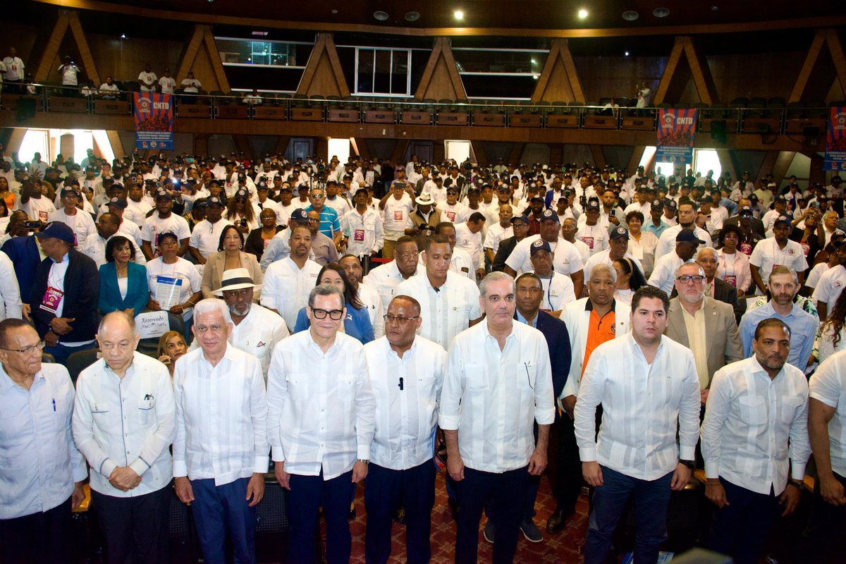 MTrabajoRD's tweet photo. Participamos en el XIX Congreso de la CNTD, encabezado por el presidente Luis Abinader y acompañado por nuestro ministro @EddyOlivares14
Resaltamos el liderazgo sindical y el reconocimiento internacional a nuestro modelo de diálogo social. 💼💪
#MinisterioDeTrabajo #CNTD https://t.co/EgLlWWtzf7