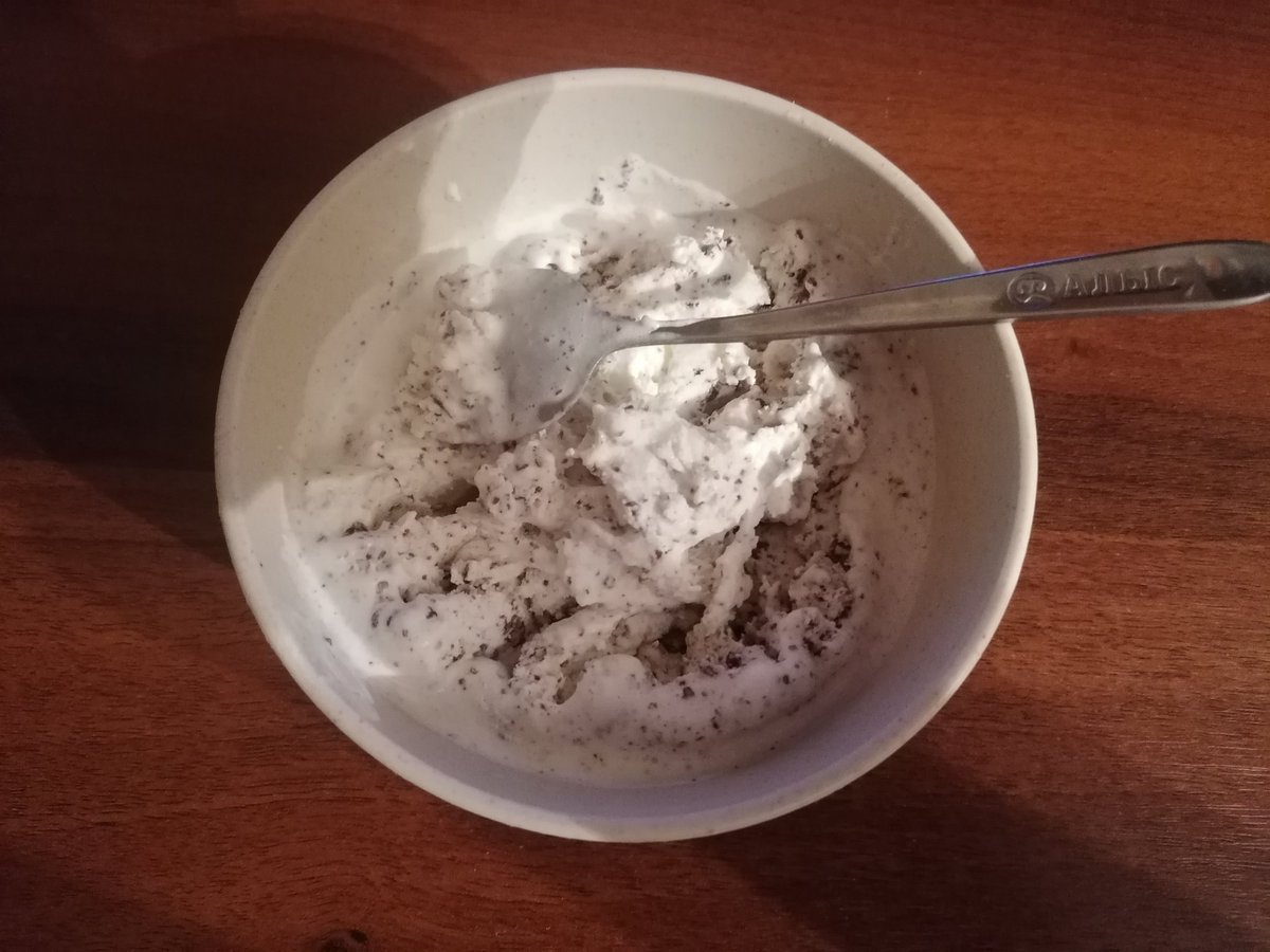 Ice cream 😋

White with chocolate crumbs is the best flavor 🍨