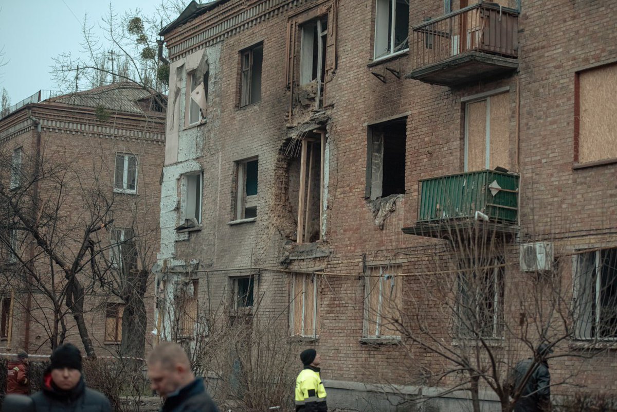 tymur_tkachenko's tweet image. Сьогодні з самого ранку перебував на локаціях, які зазнали найбільш відчутних ударів внаслідок нічної атаки росіян.

Соломʼянка, Комфорт Таун, Харківська: там, де сьогодні було найважче. Щоразу хрускіт скла під ногами - як вперше. Кіптява в повітрі - як вперше. 

Ми наче і…