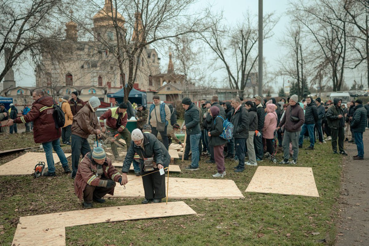 tymur_tkachenko's tweet image. Сьогодні з самого ранку перебував на локаціях, які зазнали найбільш відчутних ударів внаслідок нічної атаки росіян.

Соломʼянка, Комфорт Таун, Харківська: там, де сьогодні було найважче. Щоразу хрускіт скла під ногами - як вперше. Кіптява в повітрі - як вперше. 

Ми наче і…