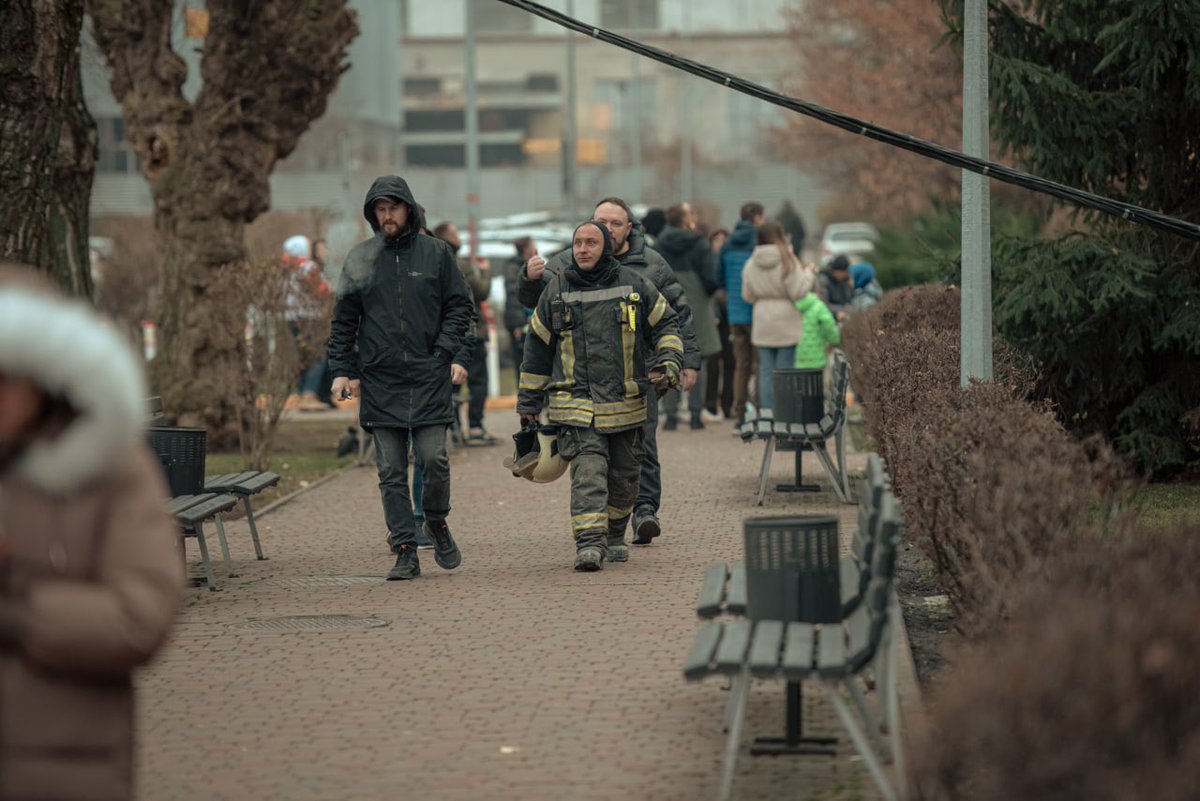 tymur_tkachenko's tweet image. Сьогодні з самого ранку перебував на локаціях, які зазнали найбільш відчутних ударів внаслідок нічної атаки росіян.

Соломʼянка, Комфорт Таун, Харківська: там, де сьогодні було найважче. Щоразу хрускіт скла під ногами - як вперше. Кіптява в повітрі - як вперше. 

Ми наче і…