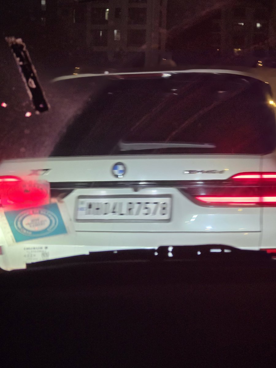bawee23's tweet photo. So people are stuck in traffic and this so called VIP has the audacity to blow the siren n move ahead stopping cars 
@RoadsOfMumbai @MumbaiPolice @CPMumbaiPolice @narendramodi @PMOIndia this VIP culture should be banned in this country https://t.co/QWefr6MbtG