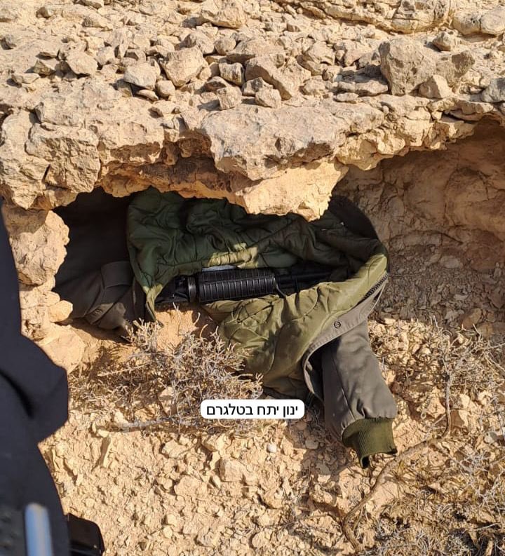 inon_yttach's tweet image. מצבור נשק חריג התגלה במקרה ליד מתקן בטחוני רגיש בדרום הארץ. מוצא המצבור: נער ששיחק &quot;פוקימון גו&quot;

בתוך המצבור: שלושה נשקי M16 מאובזרים, מחסניות ומחסניות לאקדח, ווסט ומעיל צבאי. כלי הנשק אותרו מאות מטרים ממתקן בטחוני - מהרגישים במדינה - וההערכה: יכלו לשמש כעמדת לחימה פעילה תוך…