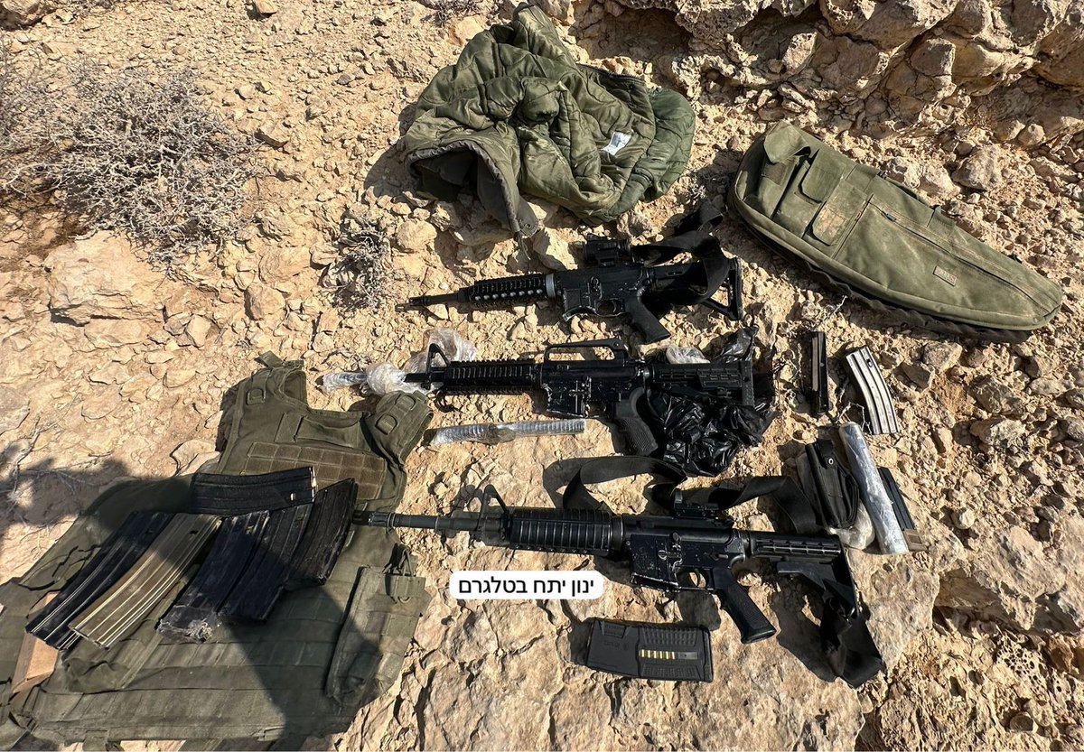 inon_yttach's tweet image. מצבור נשק חריג התגלה במקרה ליד מתקן בטחוני רגיש בדרום הארץ. מוצא המצבור: נער ששיחק &quot;פוקימון גו&quot;

בתוך המצבור: שלושה נשקי M16 מאובזרים, מחסניות ומחסניות לאקדח, ווסט ומעיל צבאי. כלי הנשק אותרו מאות מטרים ממתקן בטחוני - מהרגישים במדינה - וההערכה: יכלו לשמש כעמדת לחימה פעילה תוך…